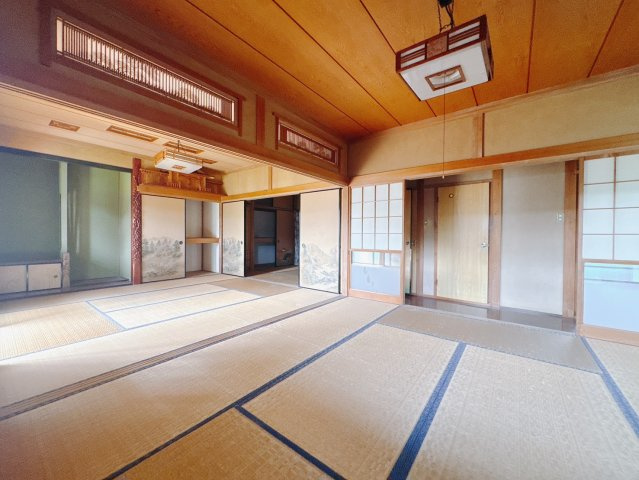 【中古戸建】邑楽郡千代田町大字舞木の和室|■和室｜和室を書斎にしたり、冬にはコタツを敷いて家族みんなで年越しをするのもいいですね。家族みんなのお気に入りの空間になります♪