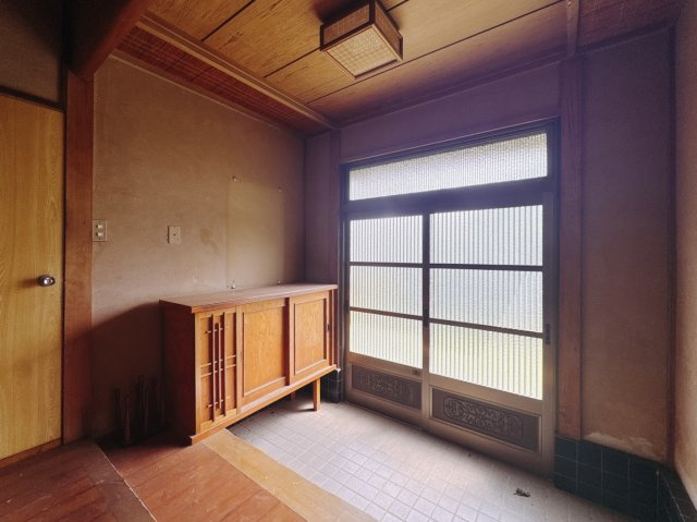 【中古戸建】邑楽郡千代田町大字舞木の玄関|■玄関｜毎日の「いってらっしゃい」や「お帰りなさい」を大切なご家族と過ごす玄関は〈使いやすさ〉を追求しております。玄関横の物入は急な来客時でもさっとお片付けできるスペースを確保しています。