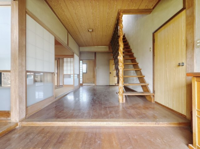 【中古戸建】邑楽郡千代田町大字舞木の玄関|■玄関｜太陽の光をたっぷり採り込む南玄関☆ご家族の靴がたくさんしまえる下駄箱付き。