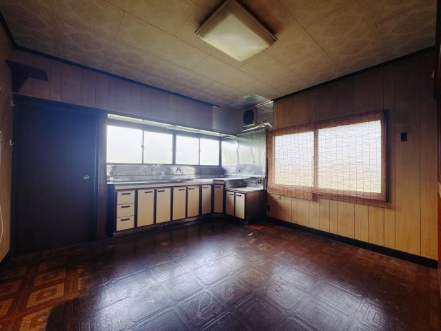 【中古戸建】邑楽郡千代田町大字舞木のキッチン|■キッチン｜お料理時の油の臭いや煙などが隣接するお部屋に充満しにくい造りとなっており、急な来客時にも生活感を見せずに過ごせます♪