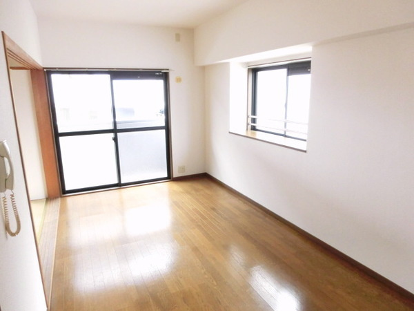 アーバンリブⅡの居間・リビング|綺麗な室内、ＬＤＫ９帖、新婚様へおすすめ。暮らしを彩ります♪
