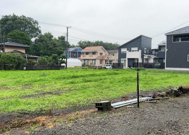 【外観】 | 現地に行くなら、物件の周囲の地形がどうなっているかを見ることも大切です。周辺より低くなっている土地では、大雨などで水が集まりやすいため、地盤が弱くなっているということも考えられるため、注意が必要です。