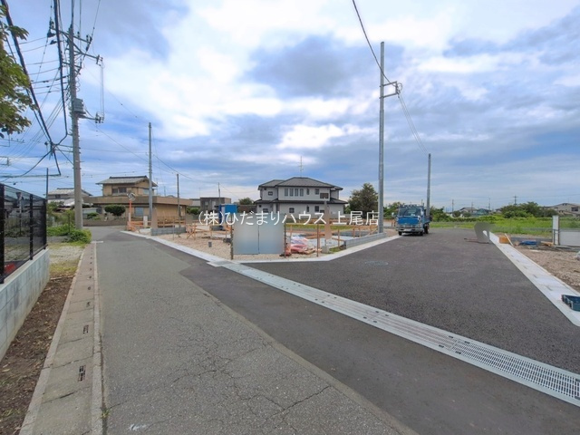 西区二ツ宮③　新築戸建　リーブル03の前面道路含む現地写真