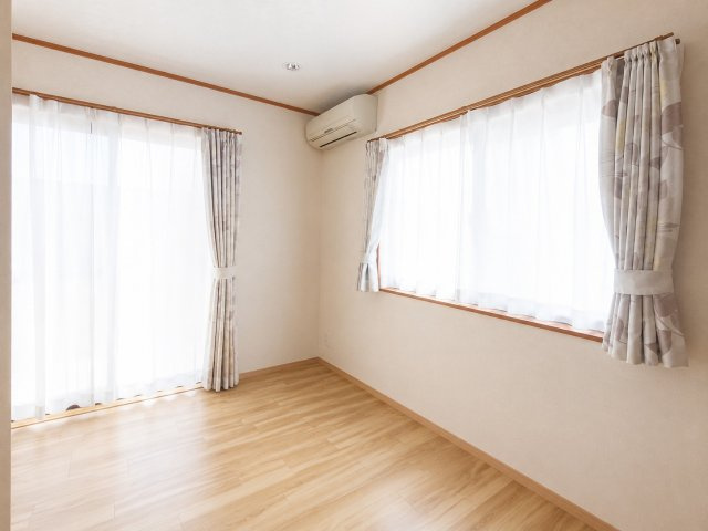三郷市　彦糸1丁目　中古戸建の洋室|明るく心地よい光が注ぐ洋室　※プライバシー保護の為、画像加工により荷物を消去しています