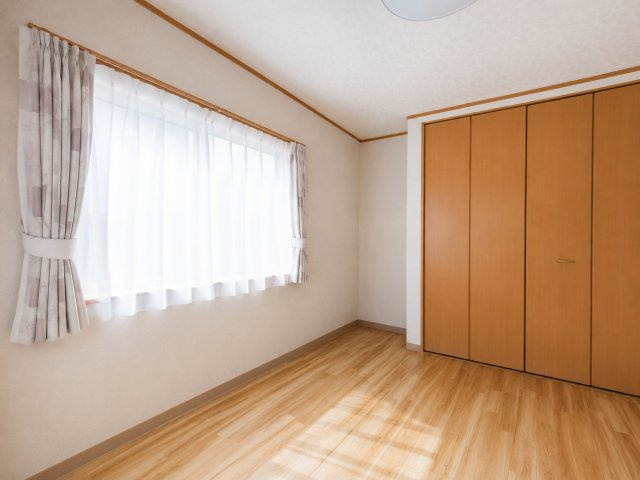 三郷市　彦糸1丁目　中古戸建の洋室|全室にクローゼット完備で便利　※プライバシー保護の為、画像加工により荷物を消去しています