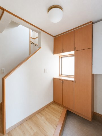 三郷市　彦糸1丁目　中古戸建の玄関|お客様をお迎えする玄関は落ち着いた雰囲気　※プライバシー保護の為、画像加工により荷物を消去しています