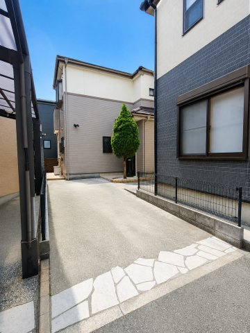 三郷市　彦糸1丁目　中古戸建の玄関|明るい玄関周り