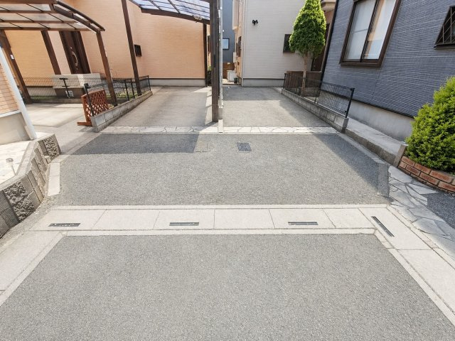 三郷市　彦糸1丁目　中古戸建の駐車場|嬉しいカースペース完備