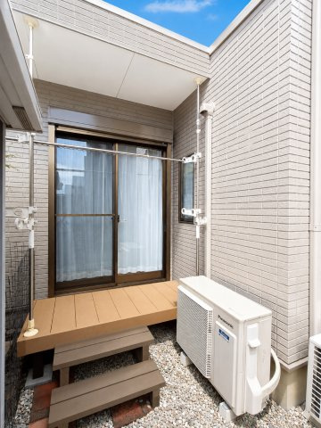 三郷市　彦糸1丁目　中古戸建のその他|洗濯物を干すのにも便利なウッドデッキ設置済み♪