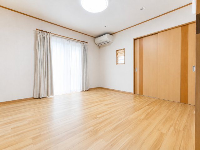 三郷市　彦糸1丁目　中古戸建の居間・リビング|居間です　※プライバシー保護の為、画像加工により荷物を消去しています