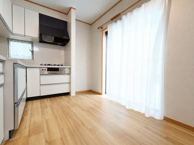 三郷市　彦糸1丁目　中古戸建のキッチン|コンパクトなキッチンで掃除もラクラク　※プライバシー保護の為、画像加工により荷物を消去しています