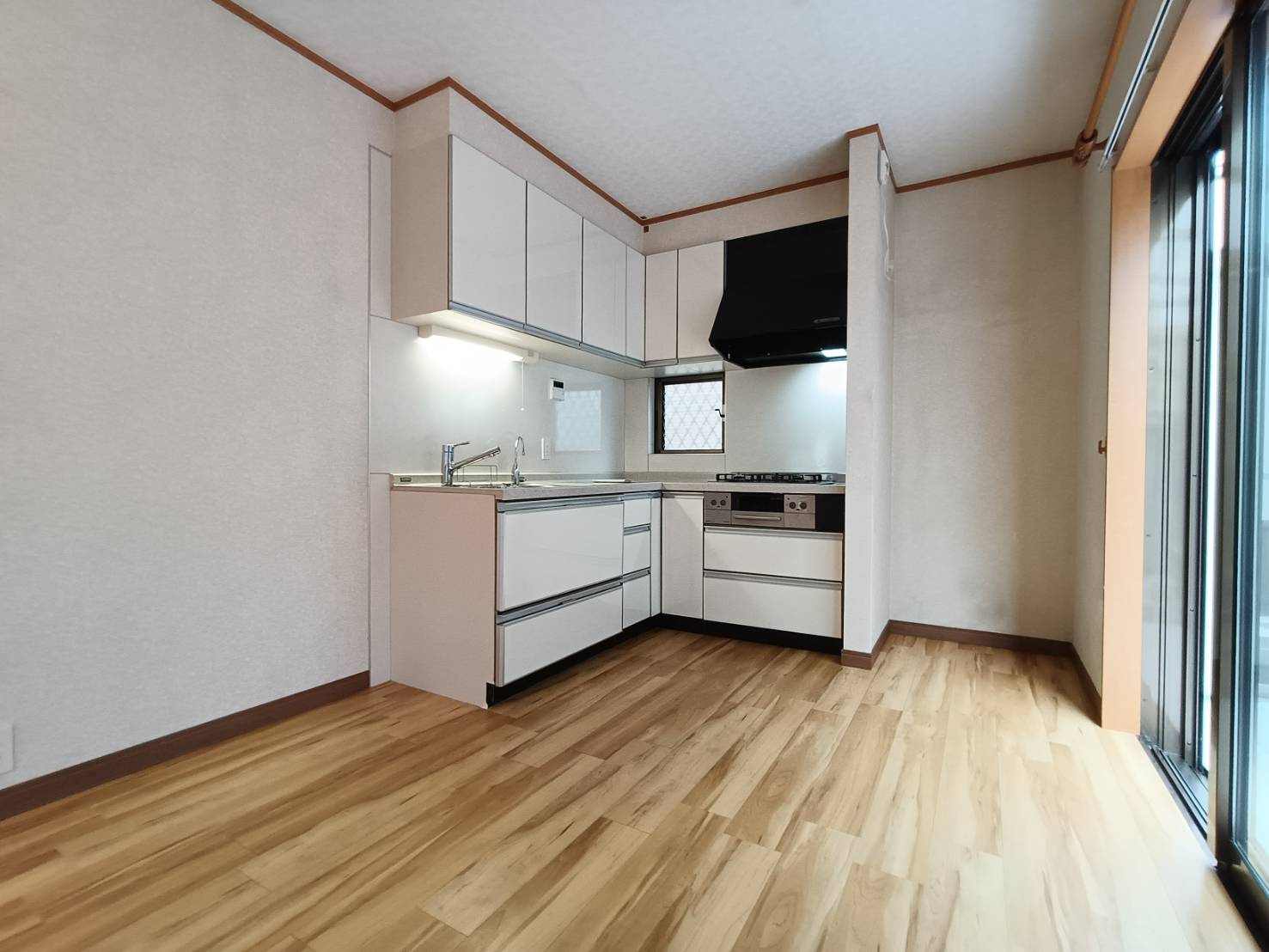 三郷市　彦糸1丁目　中古戸建のキッチン|コンパクトなキッチンで掃除もラクラク　