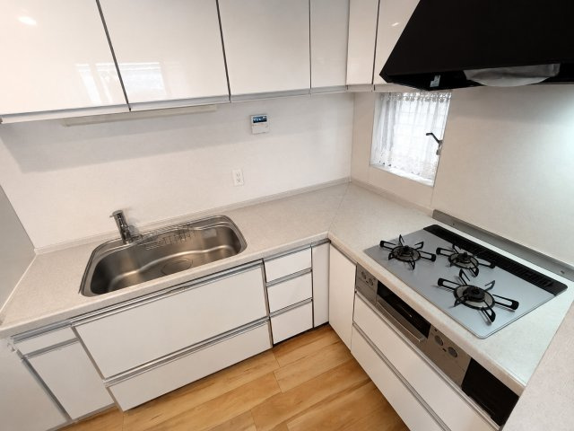 三郷市　彦糸1丁目　中古戸建のキッチン|キッチンです　※プライバシー保護の為、画像加工により荷物を消去しています