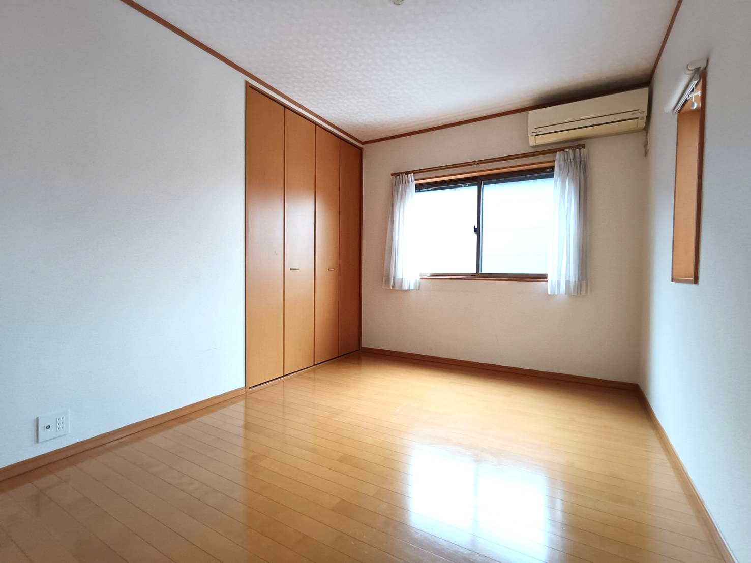 三郷市　彦糸1丁目　中古戸建の洋室|明るい洋室です　
