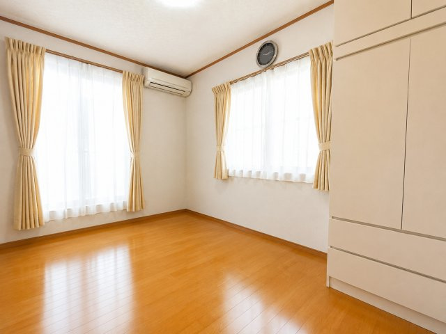 三郷市　彦糸1丁目　中古戸建の洋室|明るい洋室です　※プライバシー保護の為、画像加工により荷物を消去しています