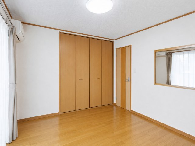 三郷市　彦糸1丁目　中古戸建の収納|便利な収納スペースです　※プライバシー保護の為、画像加工により荷物を消去しています
