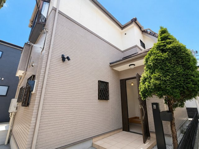 三郷市　彦糸1丁目　中古戸建の外観|白とグレージュのコントラストが美しいスタイリッシュな外観