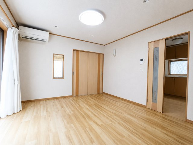 三郷市　彦糸1丁目　中古戸建の居間・リビング|自然光が心地よく差し込む空間　※プライバシー保護の為、画像加工により荷物を消去しています