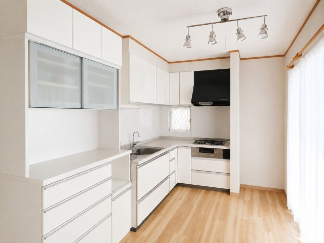 三郷市　彦糸1丁目　中古戸建のキッチン|収納豊富でキッチンがスッキリ　※プライバシー保護の為、画像加工により荷物を消去しています