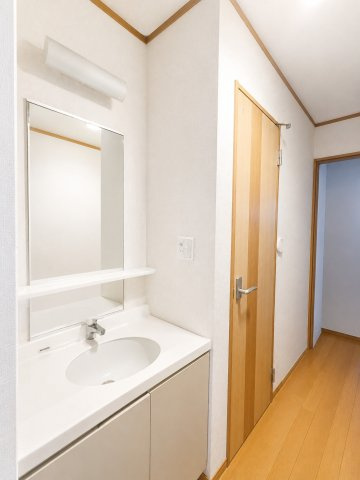 三郷市　彦糸1丁目　中古戸建の洗面所|大型ミラーで毎朝の準備も快適　※プライバシー保護の為、画像加工により荷物を消去しています