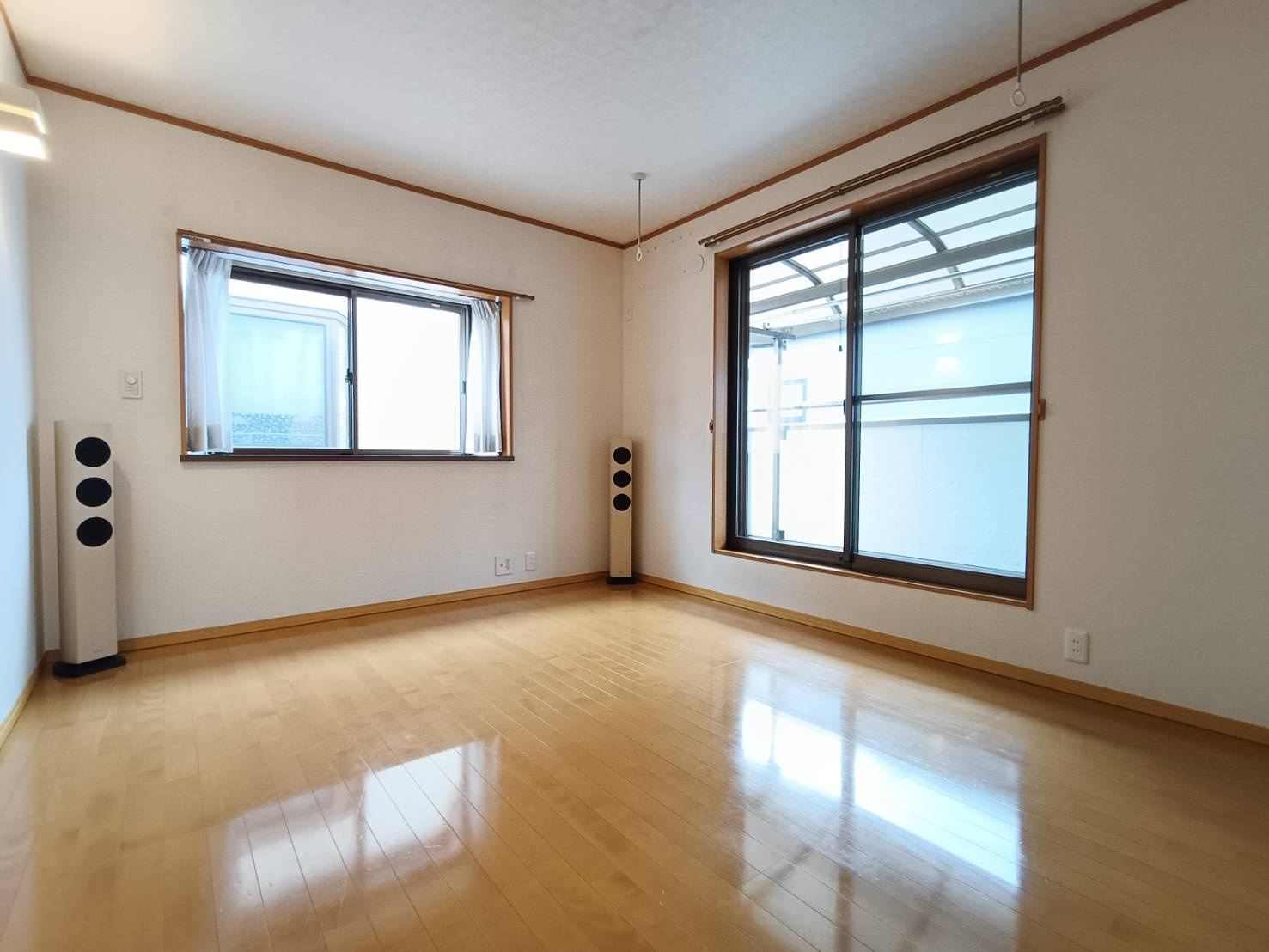 三郷市　彦糸1丁目　中古戸建の洋室|明るく心地よい光が注ぐ洋室　※プライバシー保護の為、画像加工により荷物を消去しています