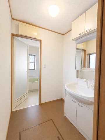 三郷市　彦糸1丁目　中古戸建の洗面所|洗濯機置き場もゆったり配置　※プライバシー保護の為、画像加工により荷物を消去しています