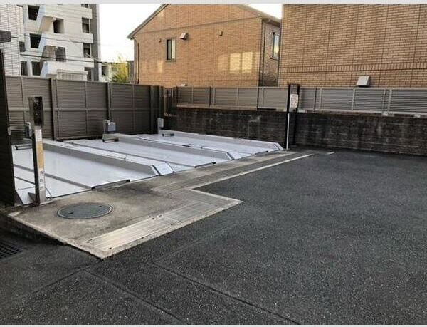 ダイアパレス鶴舞公園の駐車場