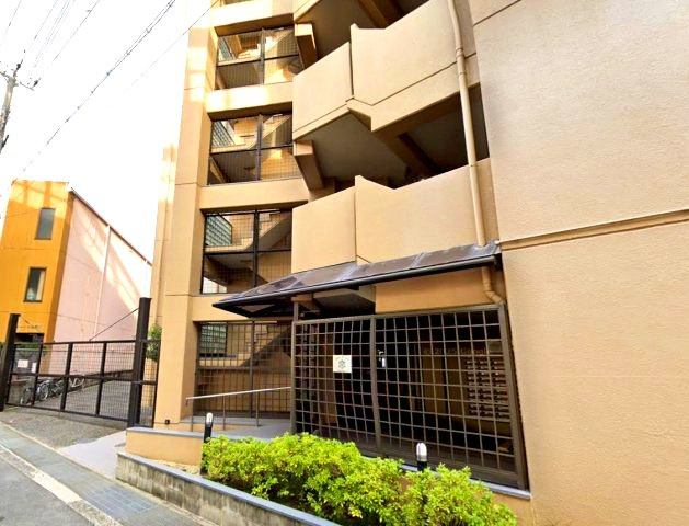 武庫之荘フレックスの外観|２階のお部屋なので、エントランスや駐車場・駐輪場が近いです。