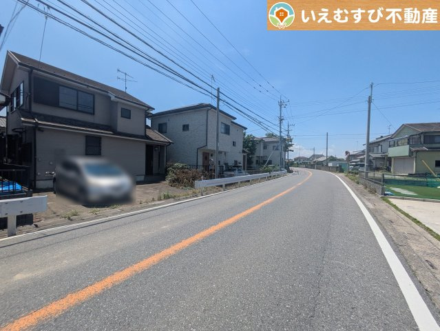 熊谷市大麻生　中古戸建の前面道路含む現地写真