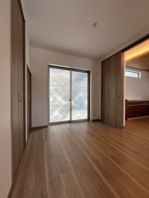 【洋室】 | 筑紫が丘９丁目　新築戸建 | リビングからの続き間なのでより広くお使いいただけます。