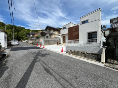 【前面道路含む現地写真】 | 筑紫が丘９丁目　新築戸建 | 前面道路との高低差はございません。