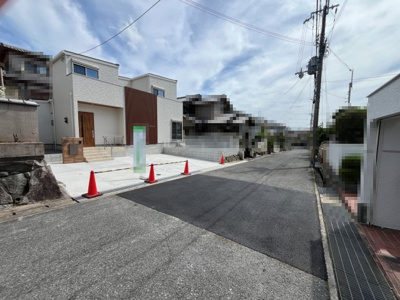 【前面道路含む現地写真】 | 筑紫が丘９丁目　新築戸建 | 幅員も広いので駐車も楽々です。