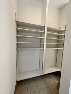 【玄関】 | 筑紫が丘９丁目　新築戸建 | シューズボックスにはご家族分の靴が収納できます。