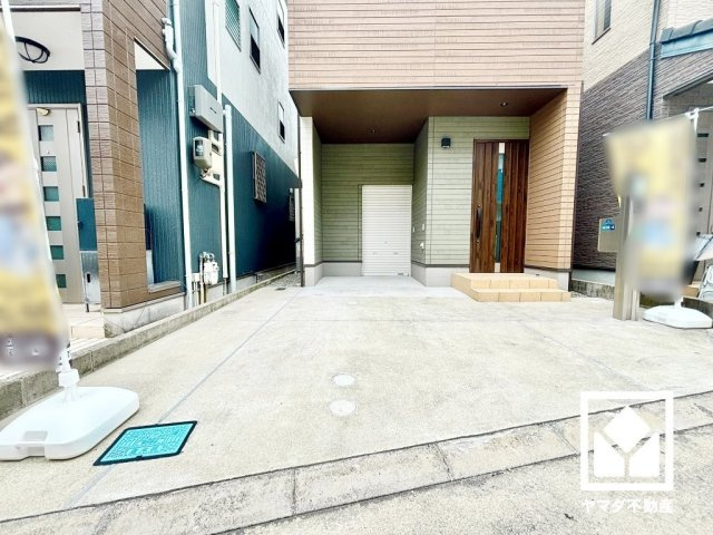 尼崎市浜３丁目の駐車場|2026年3月内装リフォーム済　新調：ガラストップコンロ、キッチン水栓、食器洗乾燥機／貼替：クロス（1階のトイレ以外全て）／その他：扉などダイノックシート張り（キッチン）、ハウスクリーニング