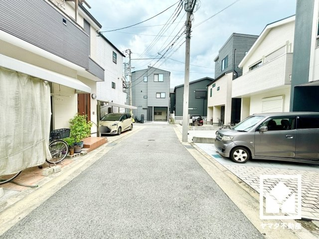尼崎市浜３丁目の前面道路含む現地写真|2026年3月外装リフォーム済　その他：トップコート塗装（2階・3階バルコニー）、高圧洗浄（アプローチ・駐車場）