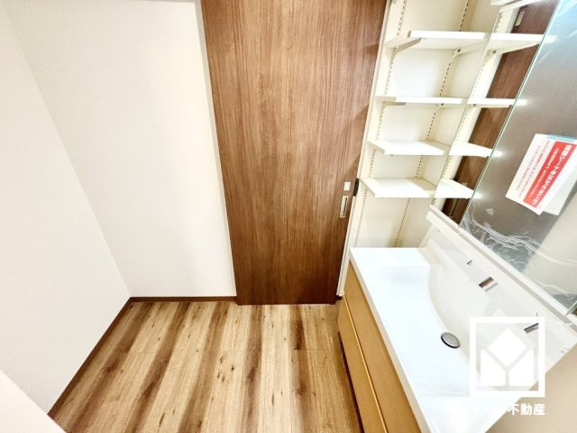 尼崎市浜３丁目の脱衣所|小さなお子様のお風呂上りもこのスペースがあればゆったりとして頂けます。室内洗濯機置場も設置されており、天候に左右されず洗濯していただけます。