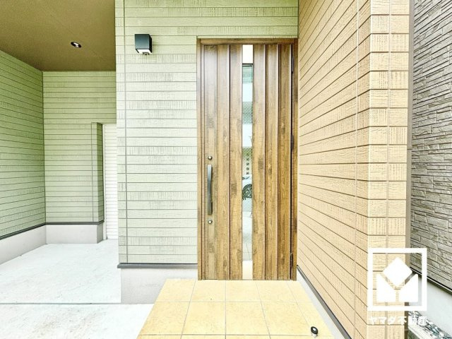 尼崎市浜３丁目の玄関|ドアのスリット窓から光が差し込み、外出時にも帰宅時にも、明るい気持ちになれる玄関です。