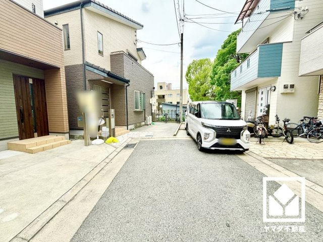 尼崎市浜３丁目の前面道路含む現地写真|エコキュート搭載。ヒートポンプ技術で効率よくお湯を沸かすため、電気代がお得になります。火を使わないので安全性が高く、断水時にも貯めてあるお湯を生活用水として使用することができます。