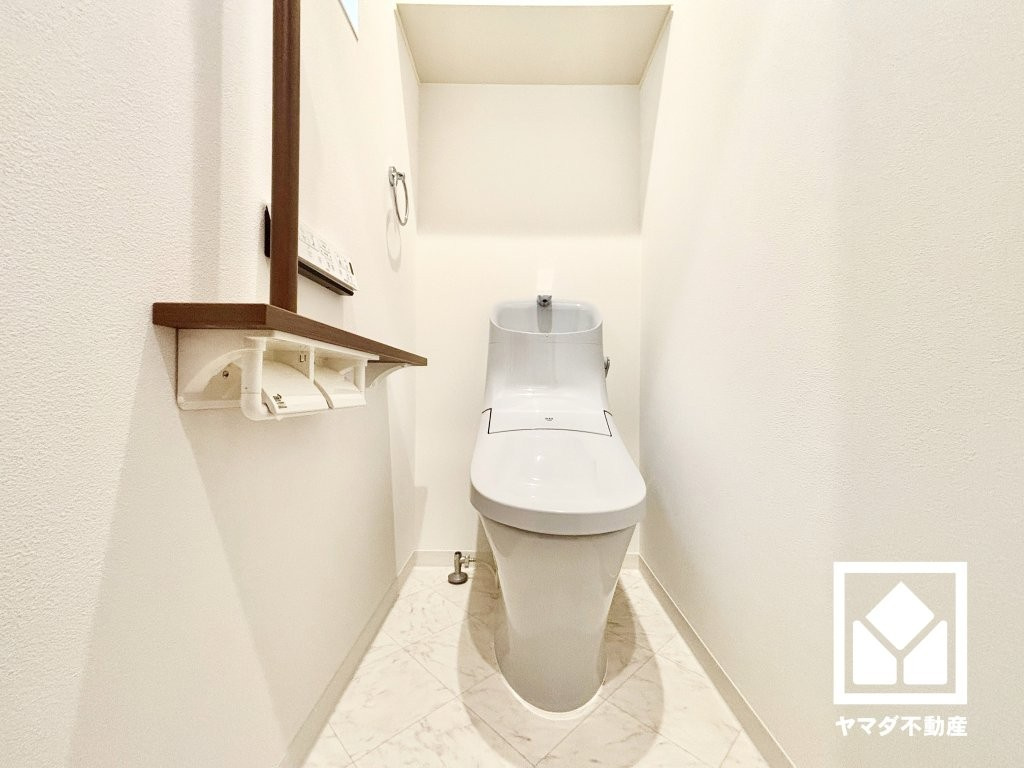 尼崎市浜３丁目のトイレ|明るく清潔感溢れるトイレです。トイレが1階と2階にあるので、朝の忙しい時間帯も混雑を避けられます。清潔感と利便性を兼ね備えた温水洗浄便座付き。