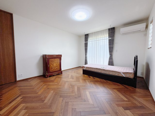 【中古戸建】前橋市富士見町小暮の洋室|■洋室｜洋室には大きな窓をご用意しています。日中はあたたかな日差し差し込み自分時間も充実できますね＾＾