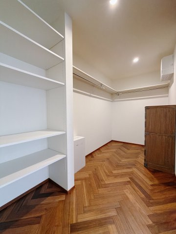 【中古戸建】前橋市富士見町小暮の収納|■WIC｜お気に入りのお洋服もシワを作らずきれいに管理ができる夢のウォークインクローゼット！今お使いの収納ケースもスッポリそのまま収まる広さです♪