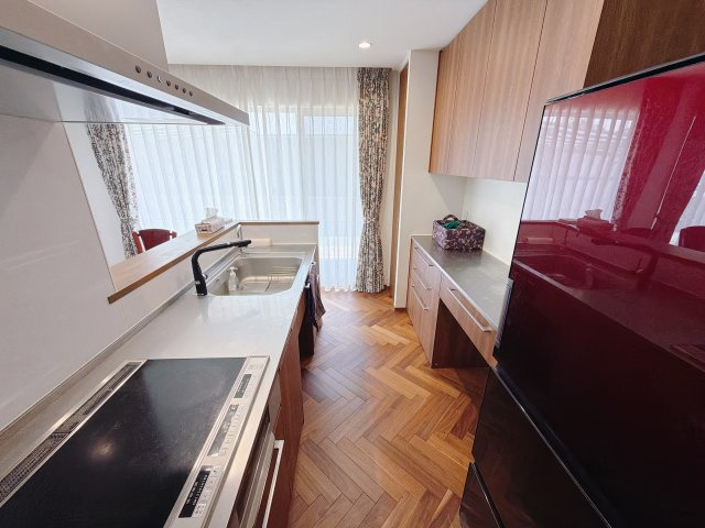【中古戸建】前橋市富士見町小暮のキッチン|■キッチン｜作業がはかどる広々カウンタースペース。会話がはずむ「オープンキッチン」なので家族とのコミュニケーションも活発になります。