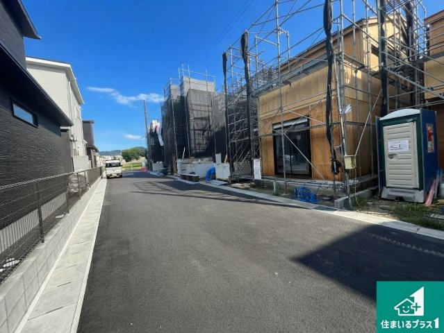 大津市下阪本　第5期　新築一戸建ての前面道路含む現地写真|周辺は落ち着いた街並みの住宅地！子育てがしやすい住環境です！まだ未完成ですが、現地でしかわからない事もございます。是非一度ご覧ください。
