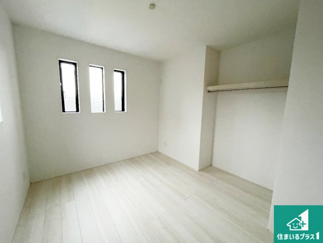 即日案内可能■大津市下阪本　第5期　新築一戸建ての洋室|シンプルな洋室は、自分好みのインテリアが楽しめます♪ご家族とインテリアや家具を選びに行くのは新築購入時の醍醐味の一つです。ぜひお楽しみください♪