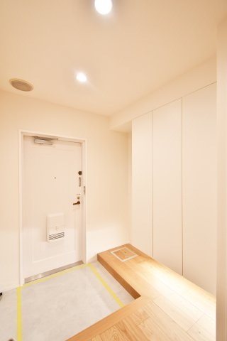 アルーサ北与野ノースピア上落合2号棟の玄関