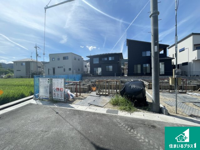 大津市下阪本　第5期　新築一戸建ての外観|周辺は落ち着いた街並みの住宅地！子育てがしやすい住環境です！まだ未完成ですが、現地でしかわからない事もございます。是非一度ご覧ください。