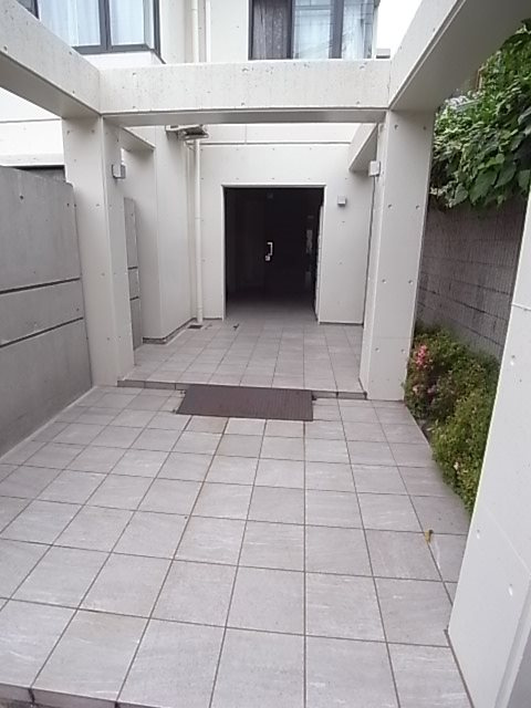 フラッツ塚口のエントランス|建物の内部です