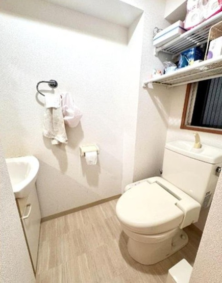 【トイレ】 | エテルノ高田馬場 | 温水洗浄便座付きなので、快適にご使用いただけます。