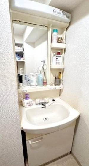 【独立洗面台】 | エテルノ高田馬場 | 身だしなみチェックや歯磨きなど、朝の慌ただしい時間でも余裕とゆとりを感じられる。