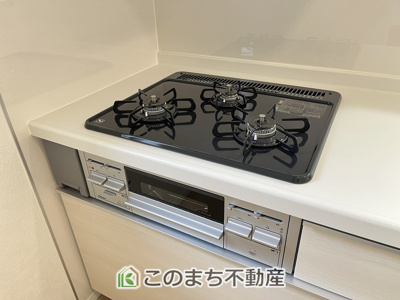 【キッチン】 | 常総市水海道諏訪町第3　 | 三ツ口コンロ採用で、同時調理もスムーズ◎！
